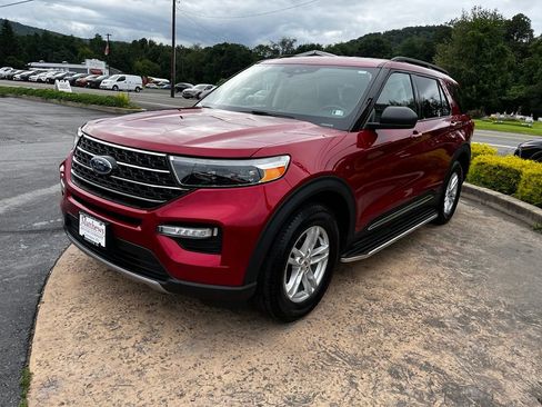 Used 2020 Ford Explorer XLT w/ Equipment Group 202A AWD/4WD image 3