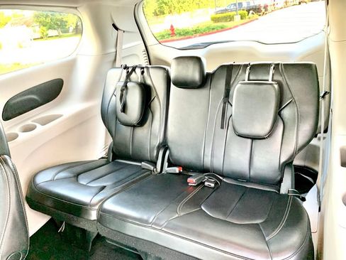 Used 2023 Chrysler Pacifica Touring-L FWD image 18