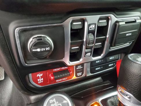 Used 2025 Jeep Wrangler Unlimited Rubicon w/ Convenience Group AWD/4WD image 19