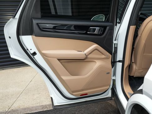 Certified 2022 Porsche Cayenne Coupe AWD/4WD image 33