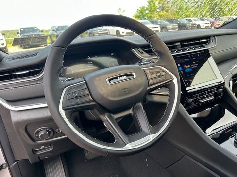 New 2025 Jeep Grand Cherokee Altitude image 6