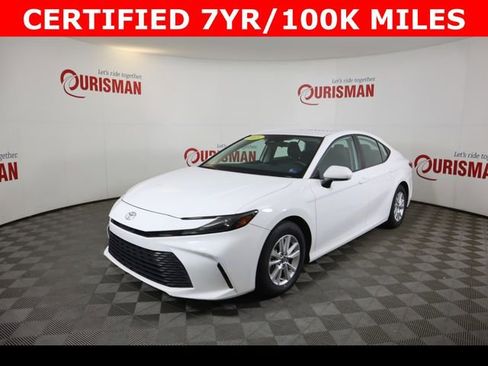 Used 2025 Toyota Camry LE image 4