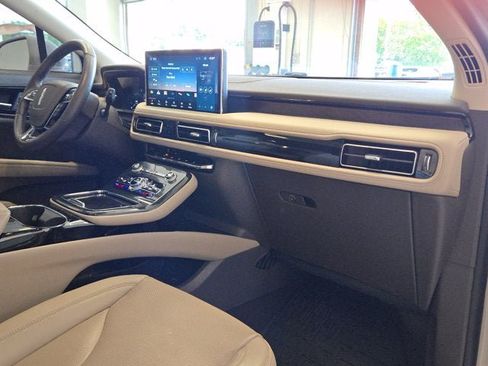 Used 2023 Lincoln Nautilus Reserve AWD/4WD image 4