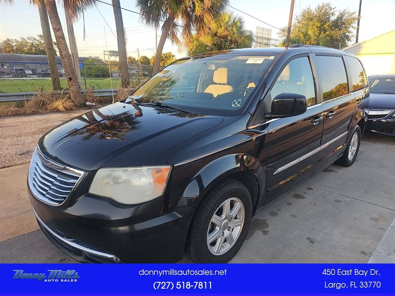 Used 2012 Chrysler Town & Country Touring FWD image 1