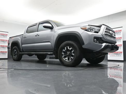 Used 2017 Toyota Tacoma TRD Off-Road w/ Premium & Technology Package AWD/4WD image 32