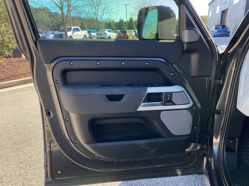 Used 2023 Land Rover Defender 130 X-Dynamic SE image 23