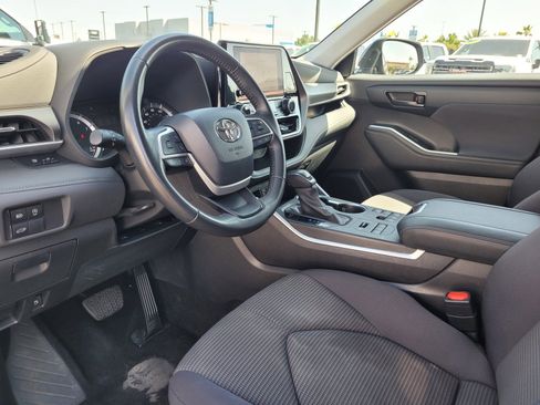 Used 2024 Toyota Highlander LE AWD/4WD image 10