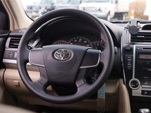 Used 2012 Toyota Camry L image 17