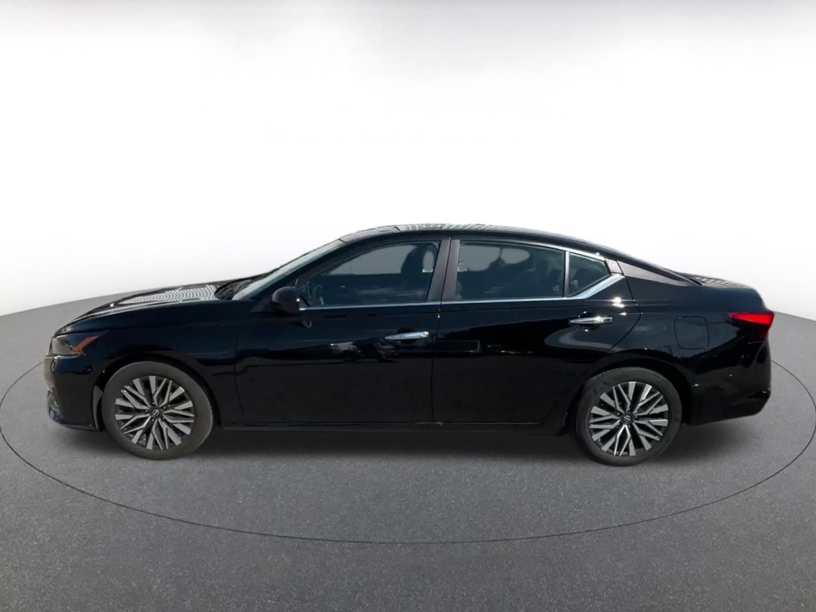 Used 2025 Nissan Altima 2.5 SV FWD image 8