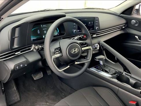 Used 2025 Hyundai Elantra Hybrid FWD image 8