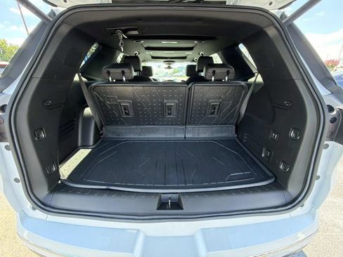 Used 2023 Chevrolet Traverse High Country FWD image 12