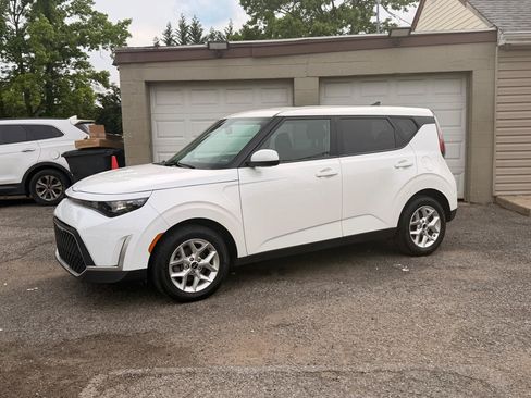 Used 2023 Kia Soul LX w/ Option Group 015 FWD image 2