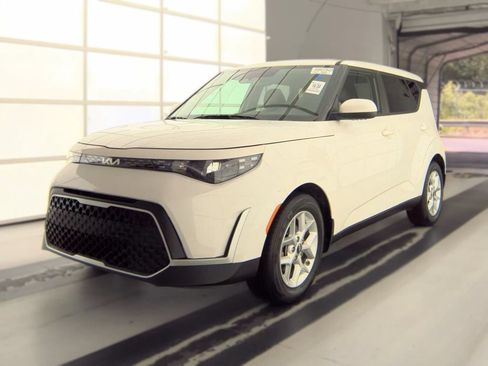 Certified 2025 Kia Soul LX w/ LX Technology Package FWD image 1