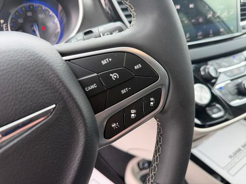 Used 2024 Chrysler Pacifica Touring-L FWD image 25