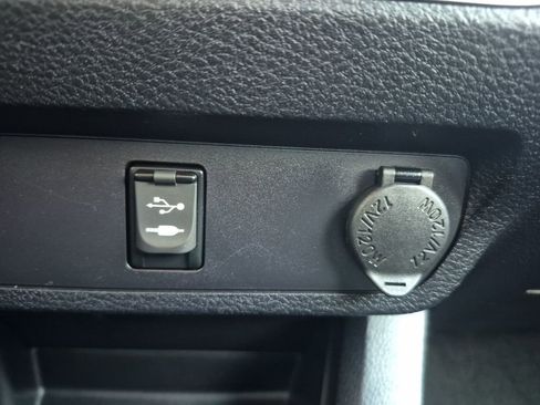 Used 2019 Toyota Tacoma SR5 w/ SR5 Appearance Package (SM) image 26