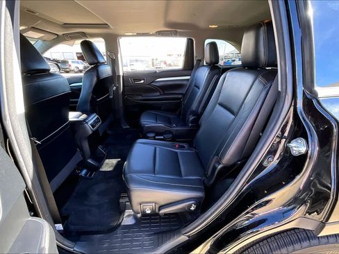 Used 2018 Toyota Highlander XLE image 18