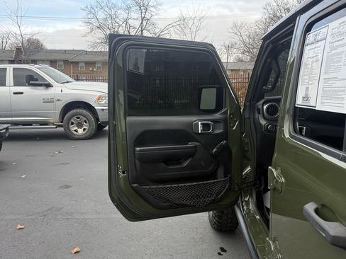 Used 2021 Jeep Gladiator Sport image 12