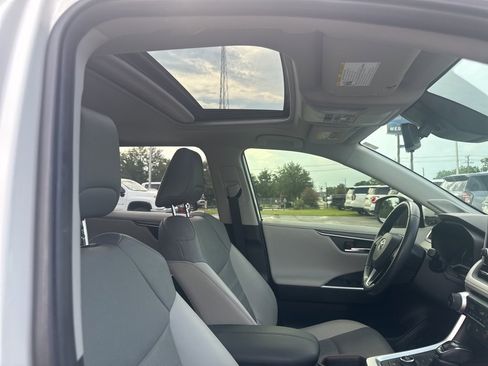 Used 2022 Toyota RAV4 Limited image 12