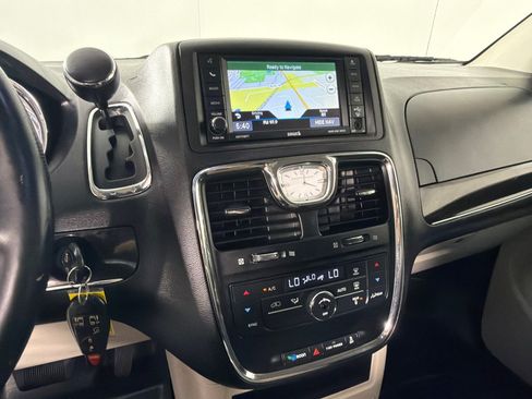 Used 2014 Chrysler Town & Country Touring FWD image 13