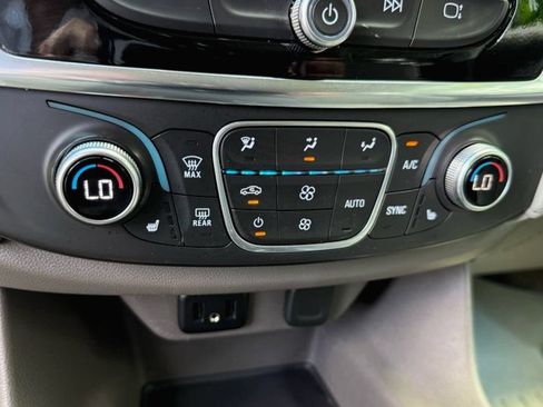 Used 2019 Chevrolet Traverse LT FWD image 24