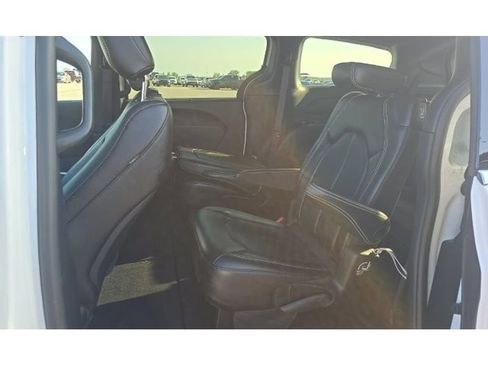 Used 2025 Chrysler Pacifica Select FWD image 9