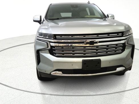 Used 2023 Chevrolet Suburban Premier AWD/4WD image 2