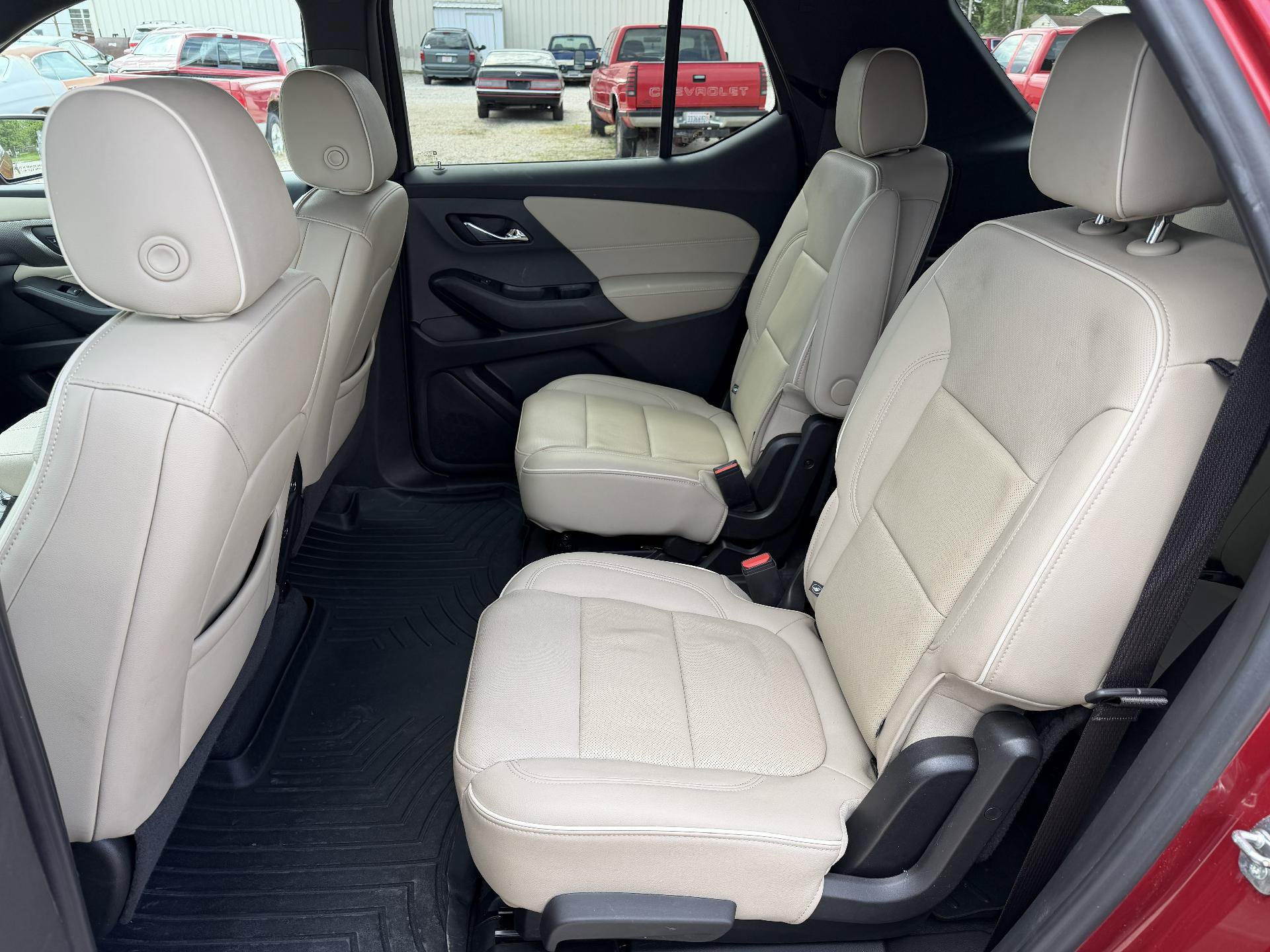 Used 2023 Chevrolet Traverse Premier FWD image 14