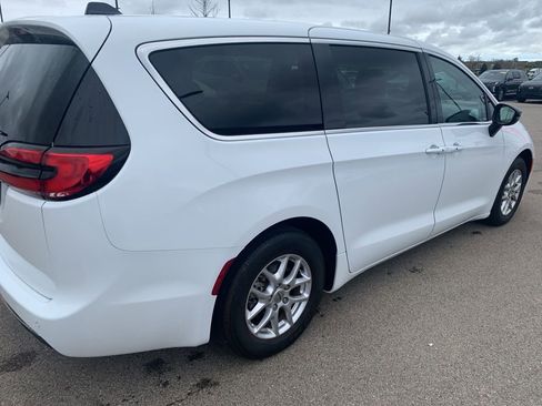 Used 2024 Chrysler Pacifica Touring-L FWD image 5