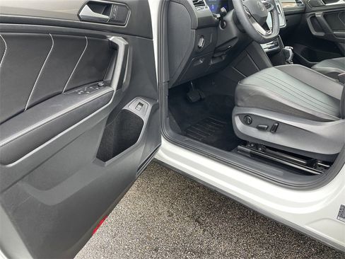 Used 2022 Volkswagen Tiguan SE w/ Panoramic Sunroof Package image 14
