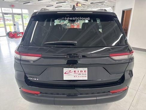 Used 2024 Jeep Grand Cherokee Altitude AWD/4WD image 11