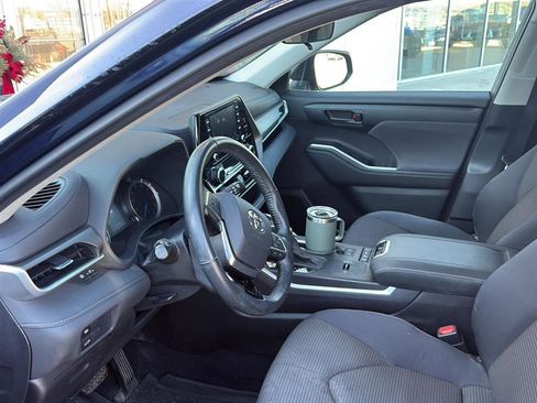 Used 2021 Toyota Highlander LE image 2