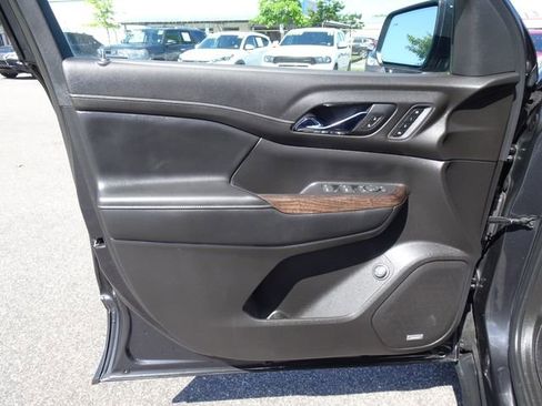 Used 2020 GMC Acadia Denali w/ Technology Package FWD image 12