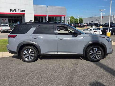 Used 2024 Nissan Pathfinder SL FWD image 15