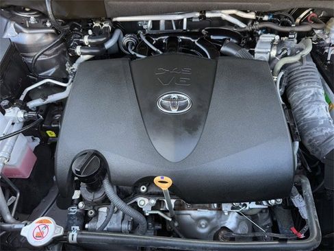 Used 2022 Toyota Highlander L image 32