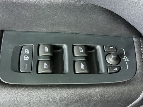 Used 2025 Volvo XC60 B5 Plus image 24