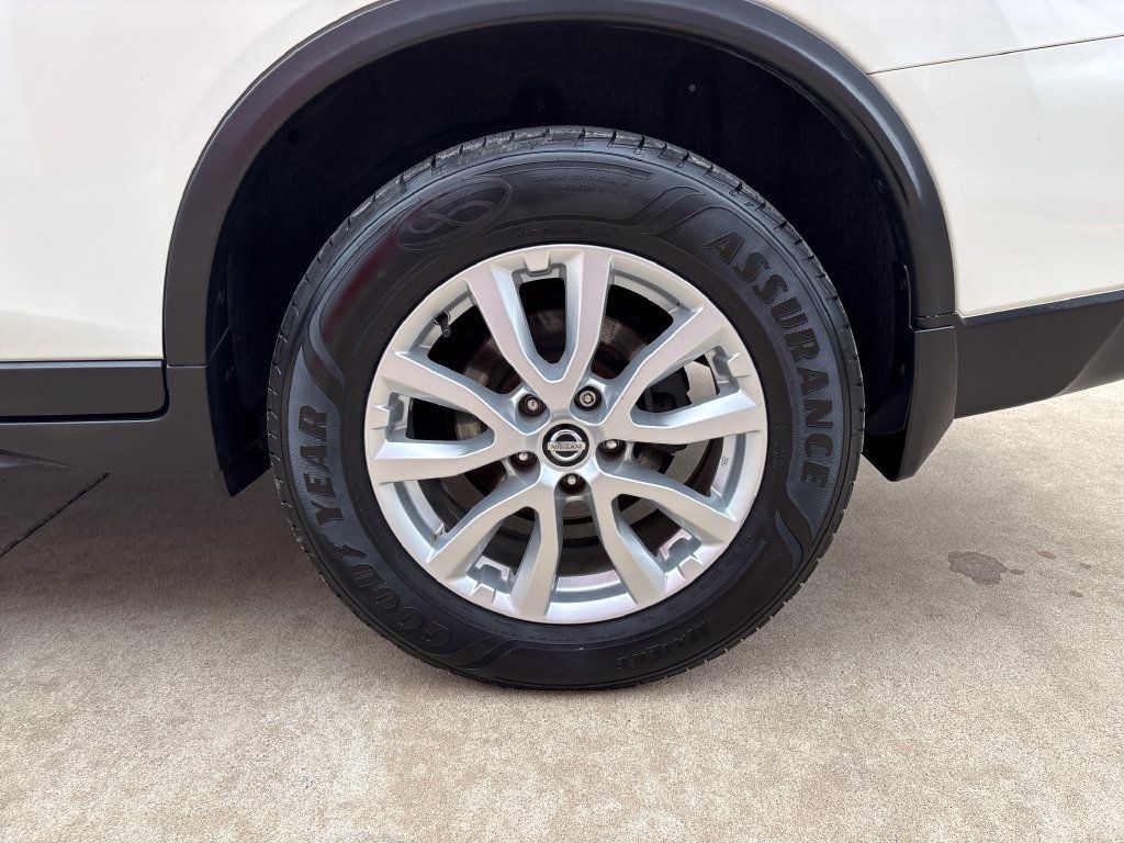 Used 2017 Nissan Rogue SV AWD/4WD image 26