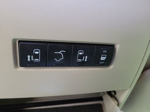 Used 2015 Chrysler Town & Country Touring w/ Driver Convenience Group image 38