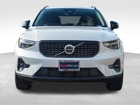 Used 2025 Volvo XC40 B5 Plus AWD/4WD image 4