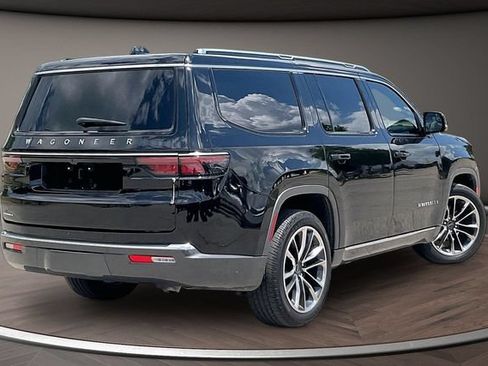 Used 2022 Jeep Wagoneer Series III w/ Premium Group I AWD/4WD image 2