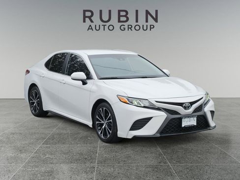 Used 2020 Toyota Camry SE w/ Blackout Package image 1