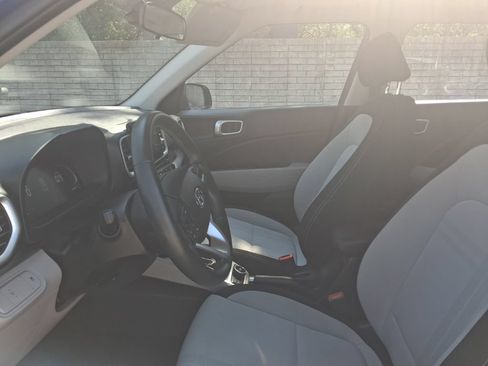 Used 2025 Hyundai Venue SEL FWD image 4