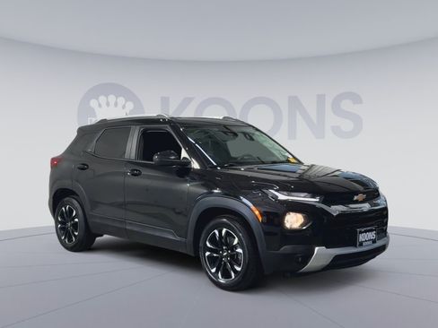 Used 2023 Chevrolet TrailBlazer LT w/ Convenience Package FWD image 2