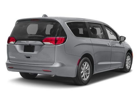 Used 2017 Chrysler Pacifica LX FWD image 2
