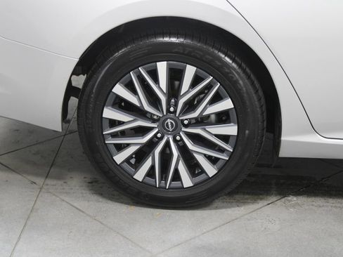 Used 2024 Nissan Altima 2.5 SV image 13