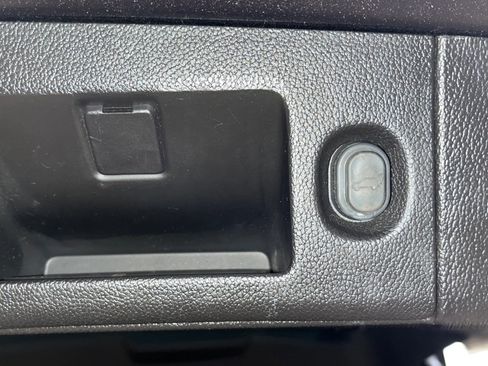 Used 2017 GMC Yukon SLE w/ SLE Value Package image 32