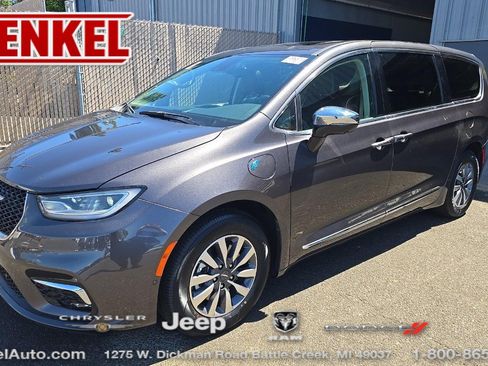 Used 2023 Chrysler Pacifica Limited w/ Uconnect Theater Family Group FWD image 1