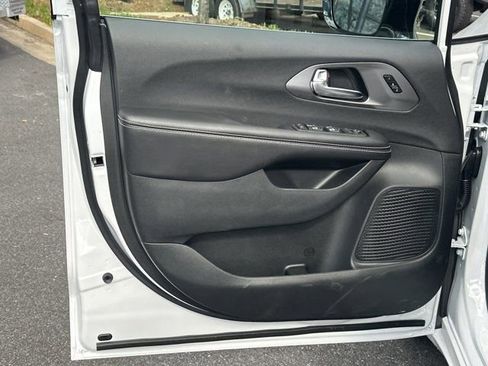 New 2026 Chrysler Pacifica Select image 10