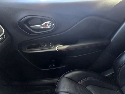 Used 2022 Jeep Cherokee Trailhawk w/ Premium Leather Package image 27