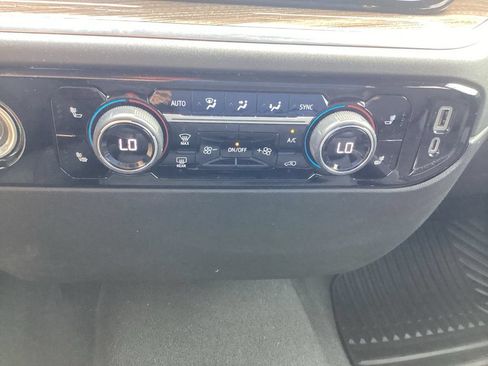 Used 2022 Chevrolet Silverado 1500 LT AWD/4WD image 26