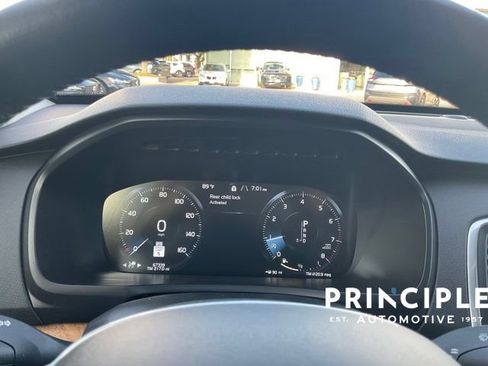 Used 2022 Volvo XC90 T5 Momentum FWD image 23